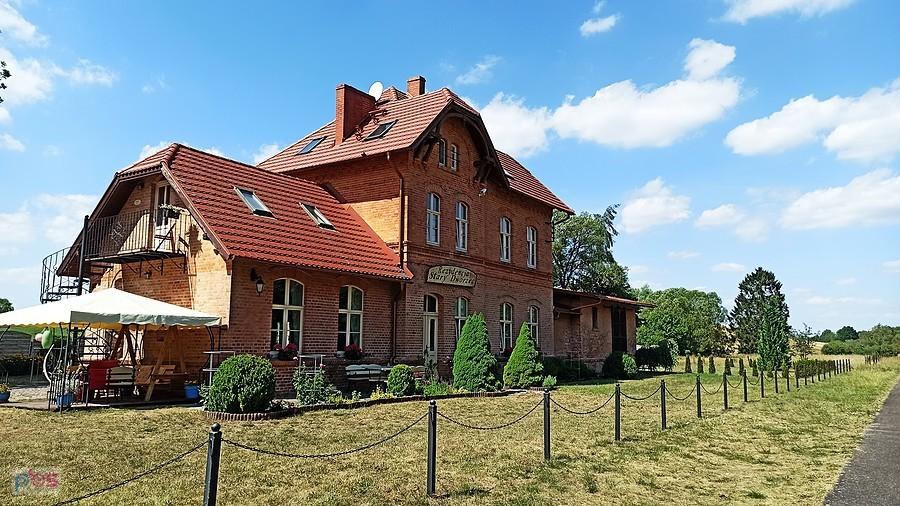 Cieszyno. Budynek dawnej stacji kolejowej przy trasie Złocieniec -Połczyn Zdrój. Obecnie Rezydencja Stary Dworzec