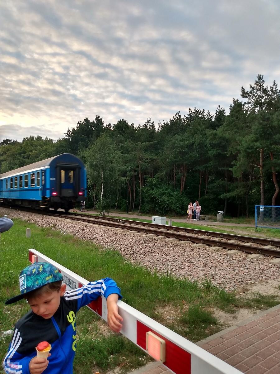Na przejeździe kolejowym
