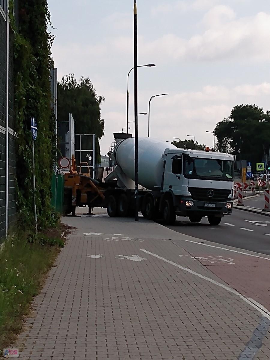 Zamknięty przejazd. Chyba wylewają beton