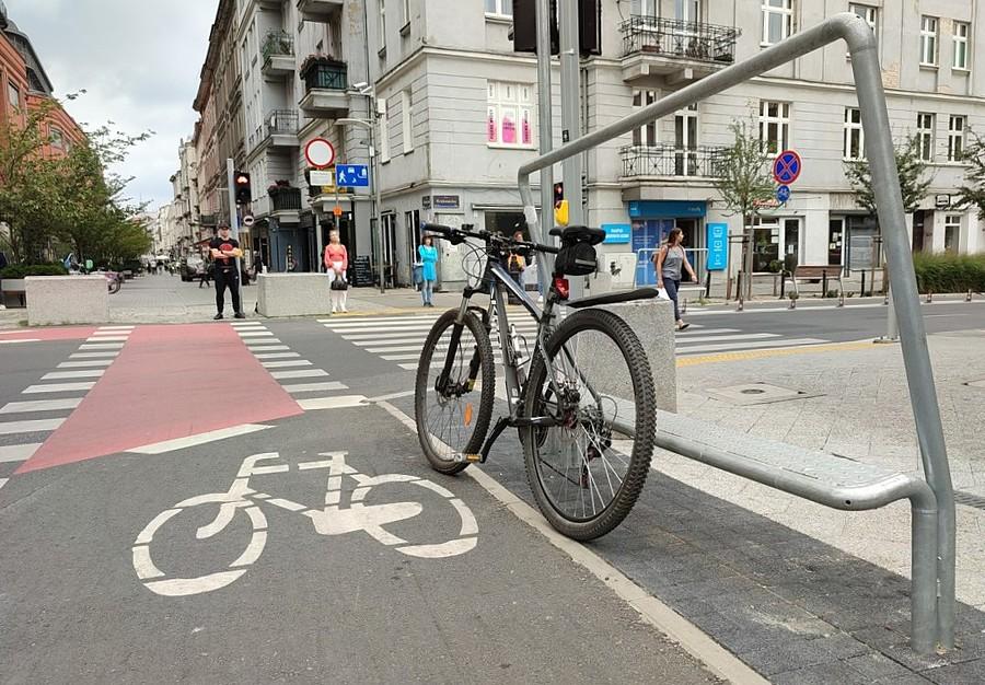 Stojak-czekadełko rowerowe, z wygodnym podestem na nogę, ulica Półwiejska w Poznaniu