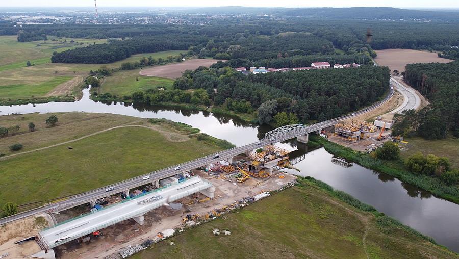 Lotnicza foto-inspekcja postępu budowy mostu w Rogalinku