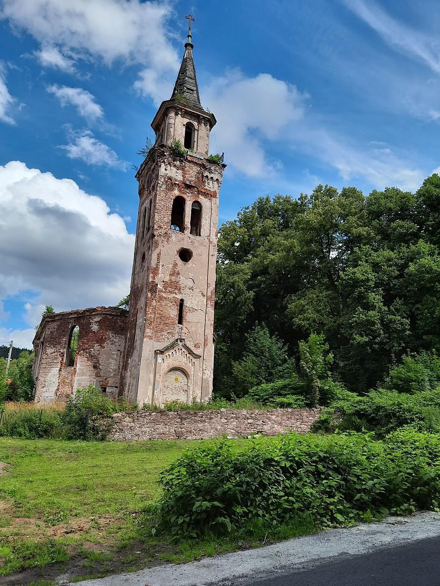 Zrujnowany kościół.