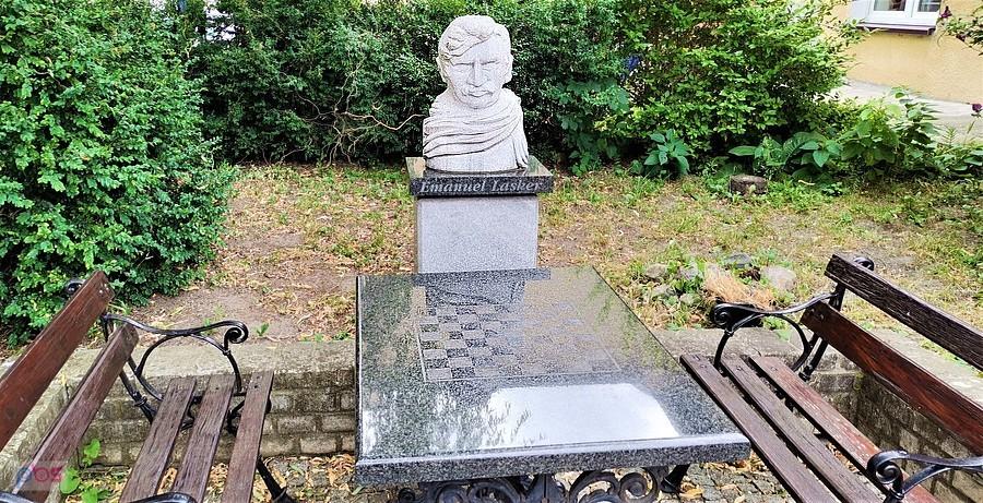 Popiersie Emanuela Laskera, wybitnego szachisty niemieckiego, mieszkańca Barlinka