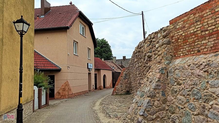 Ulica Jeziorna w Barlinku. Ocalałe mury obronne