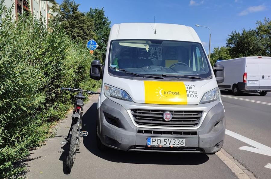 W drodze do pracy trafiłem na taki dziwny stojak rowerowy. Korciło, żeby przejechać bez zwracania uwagi na lusterko :)