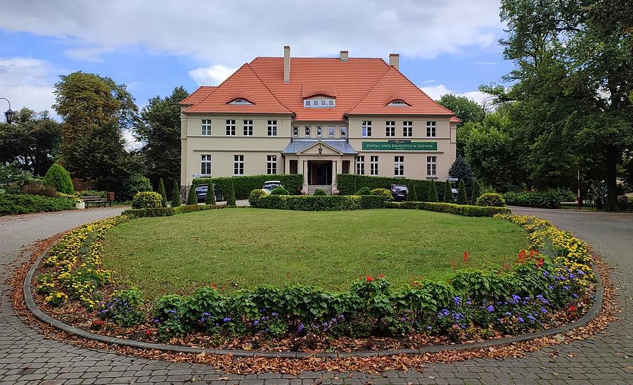 Dworek w Grzybnie - aktualnie szkoła