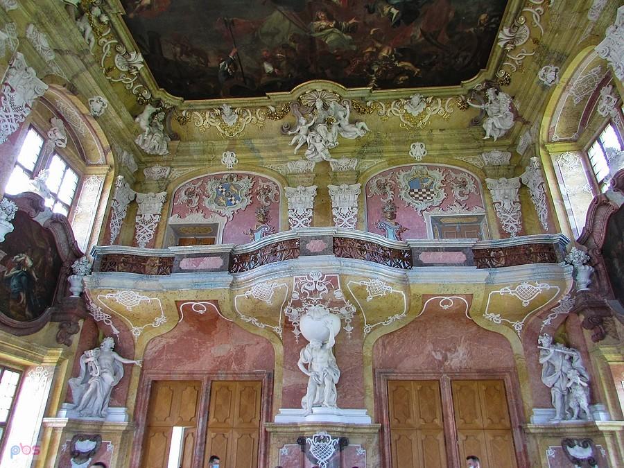 Sala Książęca - empora chóru podtrzymywana przez Atlasa