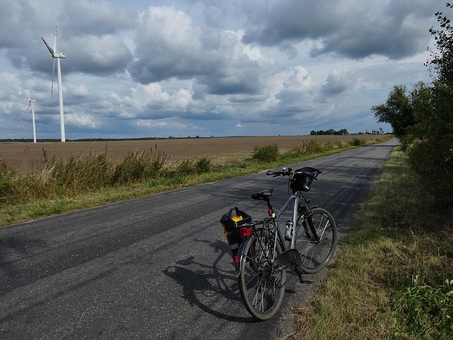 Wiatrakowo i pochmurno pod Lubiechnią Wielką