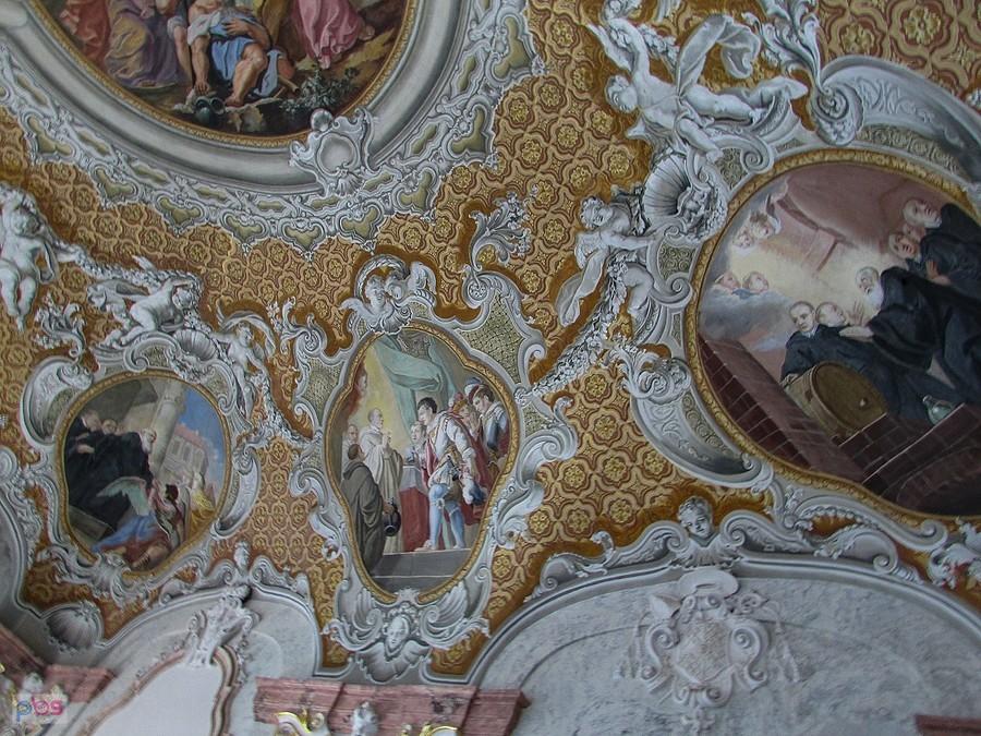 Refektarz Letni - w medalionach otaczających plafon umieszczone są sceny z życia świętych Bernarda i Benedykta
