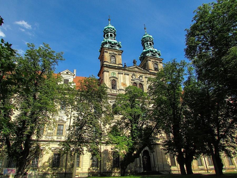 Kościół NMP w Lubiążu jest połączony z klasztorem