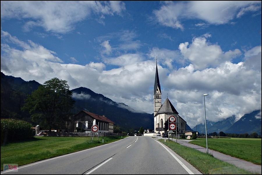 Tyrol i strzeliste wieże kościołów