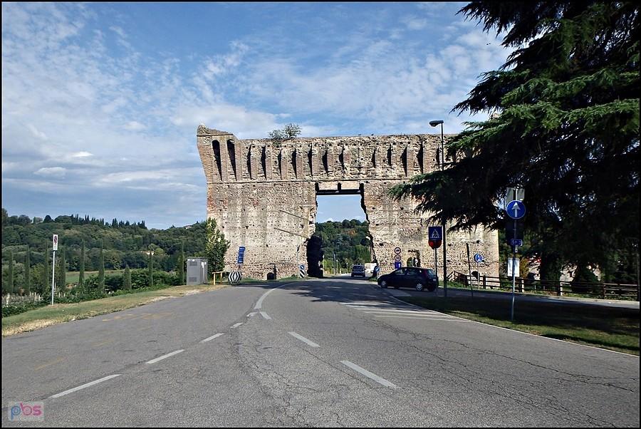 Brama na moście w Borghetto