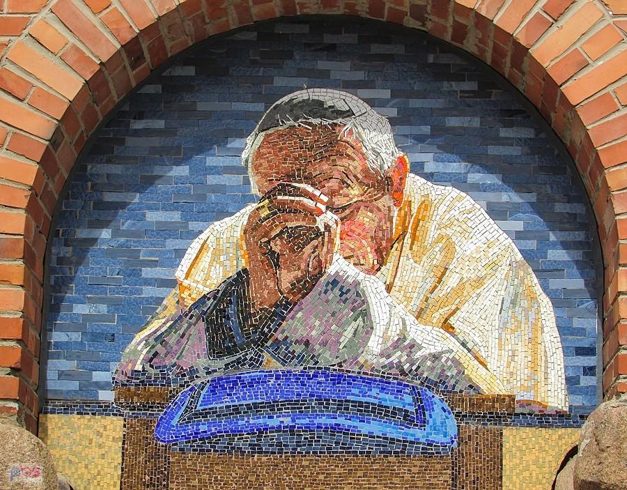 Bardzo udany portret JP II wykonany z ceramiki
