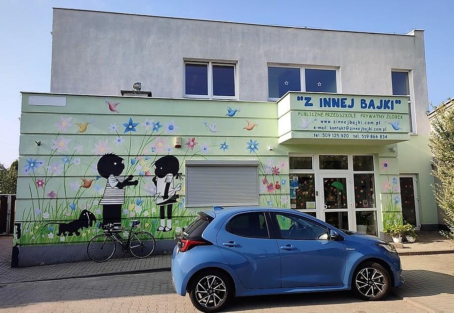 Przedszkole "Z innej bajki" w Komornikach z ciekawą elewacją