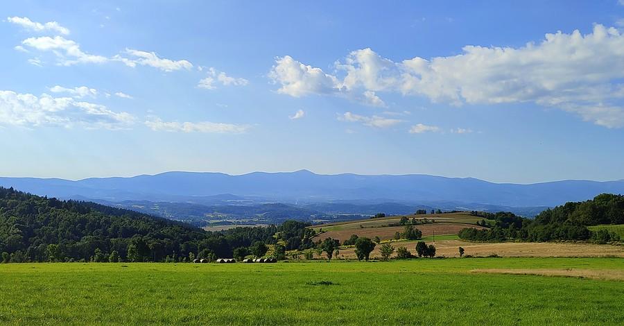 Słoneczna panorama Jeleniej Góry i Karkonoszy