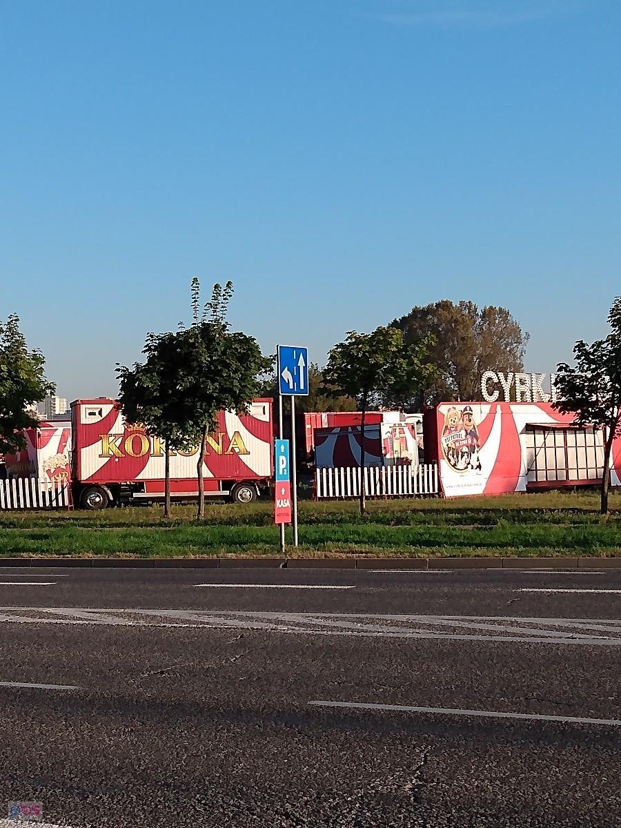 Cyrk przyjechał. Właśnie rozbijają namiot