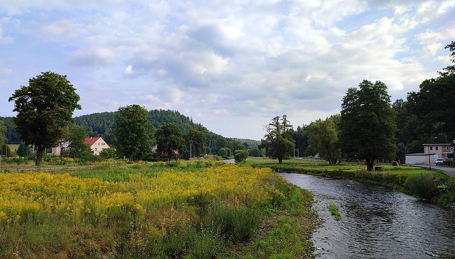 Spojrzenie na widok z mostu w Bobrowie
