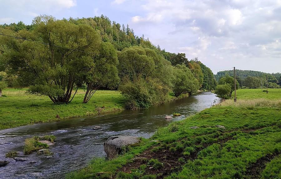 Malowniczo płynący Bóbr w Bobrowie