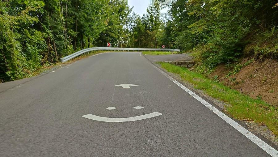 Nowiutki asfalt na Przełęczy Pod Średnicą - aż się ryjek cieszy :)