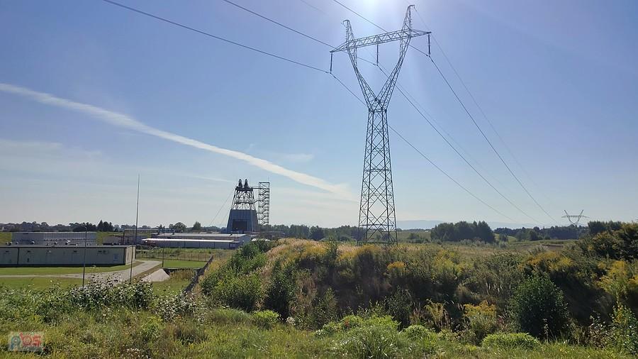 Pylon wysokiego napięcia nad polami