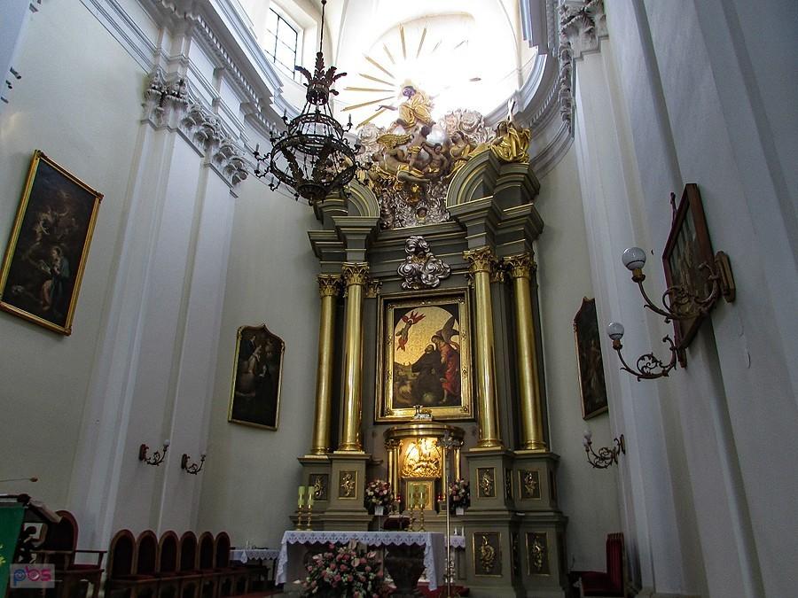 Ołtarz główny w kościele p.w. Stygmatów św. Franciszka z Asyżu