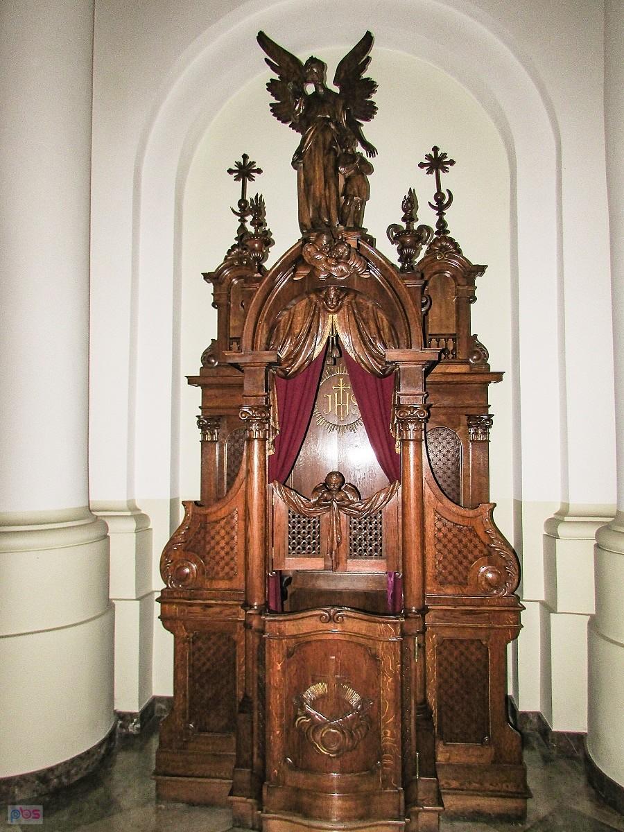 Kościół franciszkanów - jeden z misternie rzeźbionych konfesjonałów