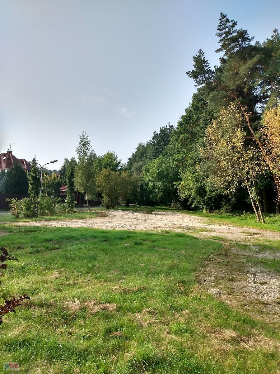 W tym miejscu w Klaudynie był ładny, niedawno zrobiony plac zabaw dla dzieci, teraz zostało tylko wspomnienie. Ciekawe, z jakiego powodu