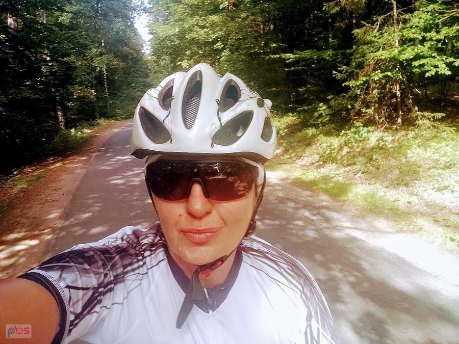 Rowerzysta na leśnej drodze