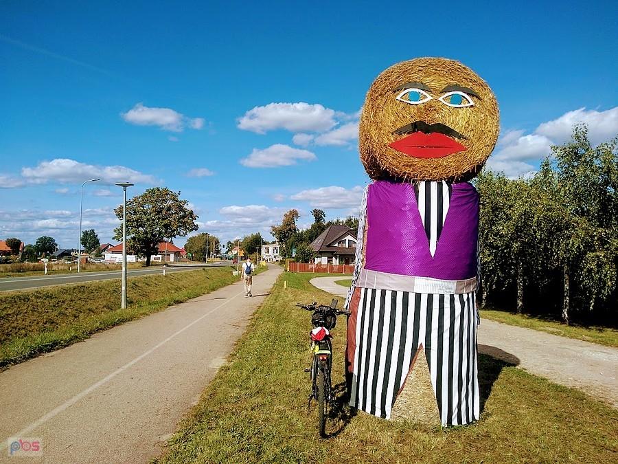Ogromna słomiana figura na wsi