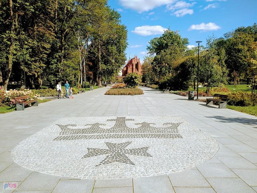 Plac z mozaiką w parku