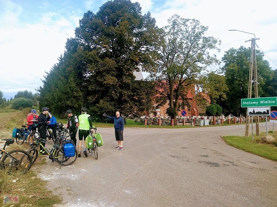 Grupa rowerzystów na skrzyżowaniu