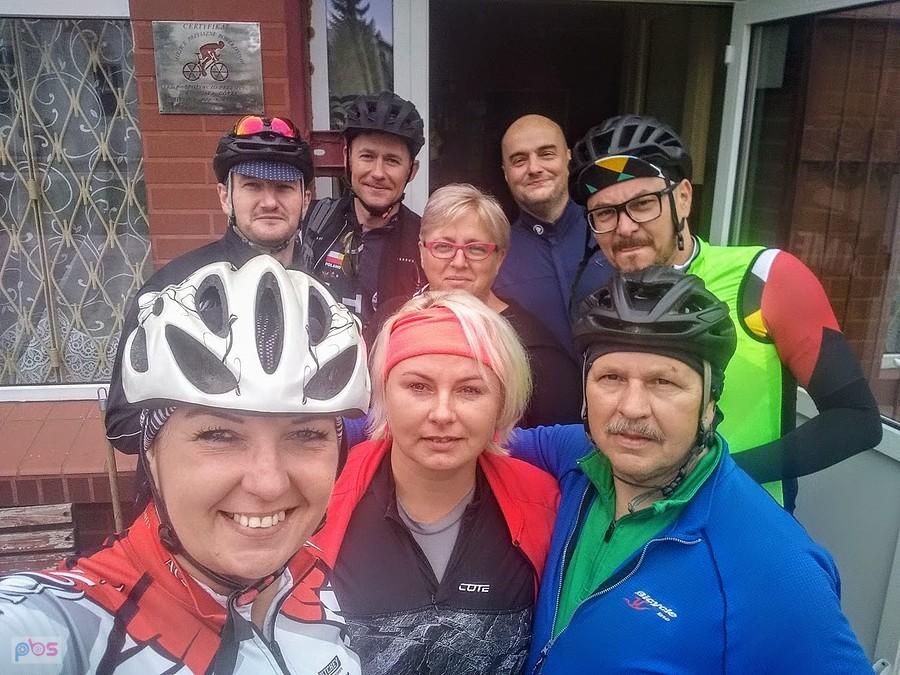 Grupa rowerzystów na wycieczce