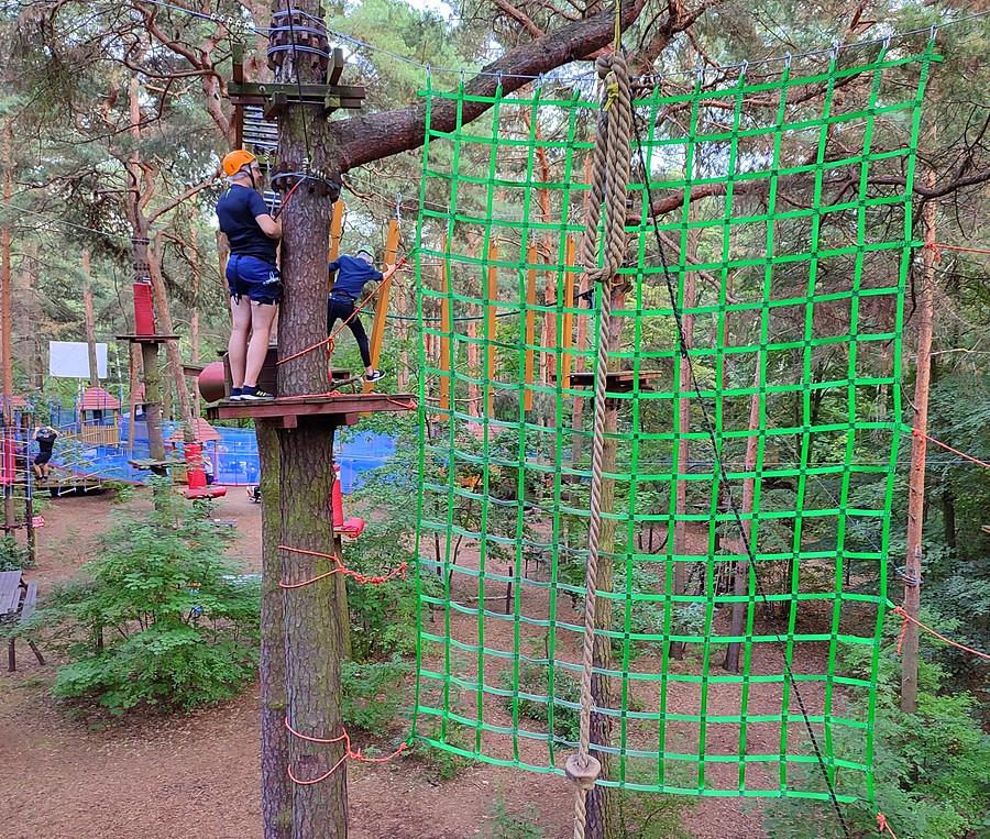 Przeszkoda Tarzan - za chwilę będę leciał na tę sieć i wspinał na platformę, Pyraland Poznań