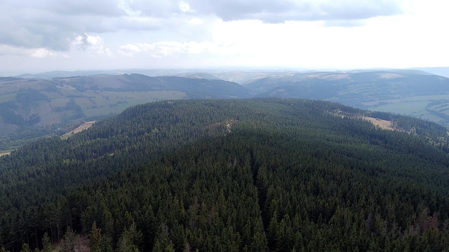 Pricny Vrch - widok na zachód z pokładu drona. Ta kreska między drzewami to czerwony szlak