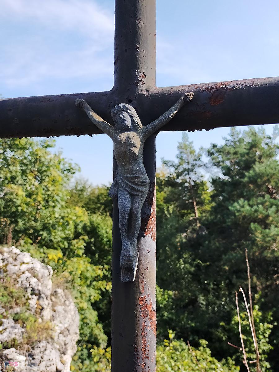 Figurka Chrystusa na krzyżu postawionym na skale Gaj