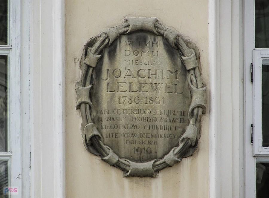 W kamienicy na ul. Długiej 4 urodził się Joachim Lelewel