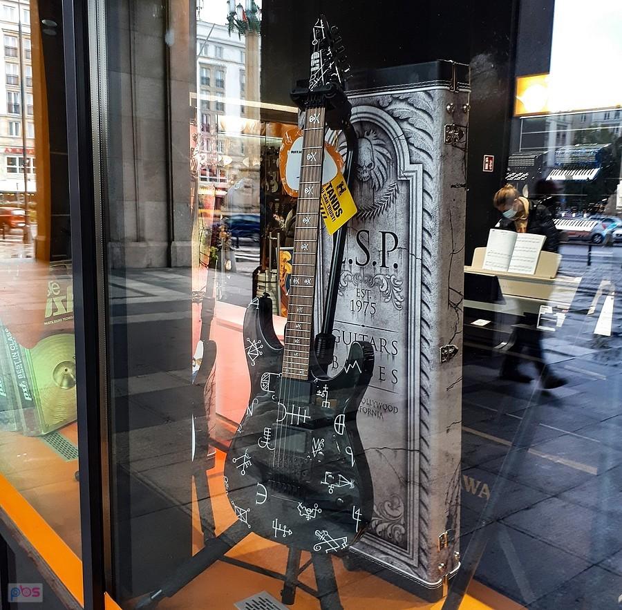 Gitara ESP sygnowana przez gitarzystę grupy Metallica
