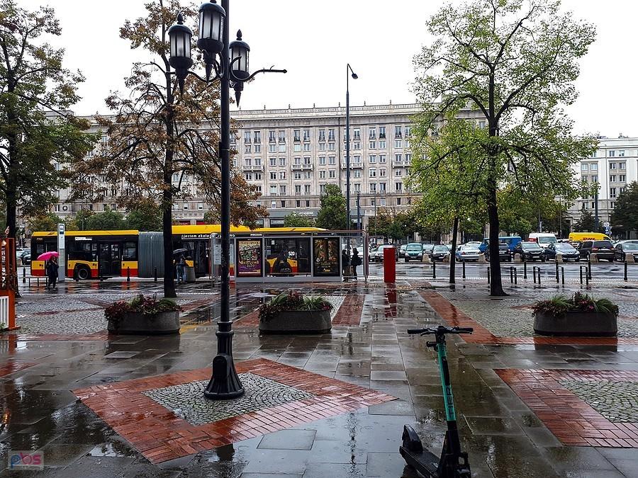 Deszczowe popołudnie na pl. Konstytucji