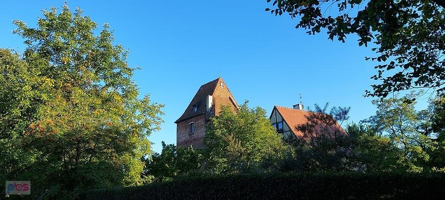 Zabytkowa wieża mieszkalna w Biestrzykowie