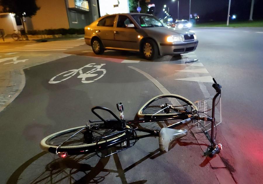 Efekt nieustąpienia pierwszeństwa i budowy kretyńskich śmieszek zamiast pasów rowerowych w ulicy. Na szczęście rowerzyście nic się nie stało