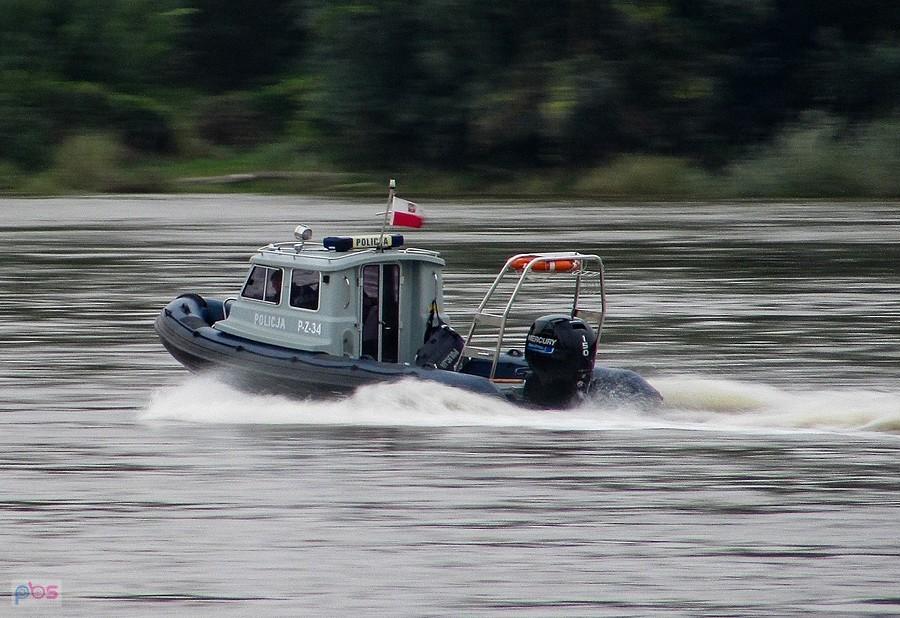 Niewielki ślizgacz Policji ze 150 konnym napędem