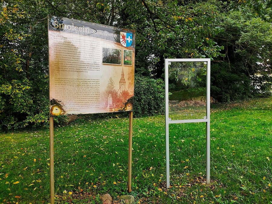 Tablica informacyjna przy ruinach kościoła w Smolęcinie