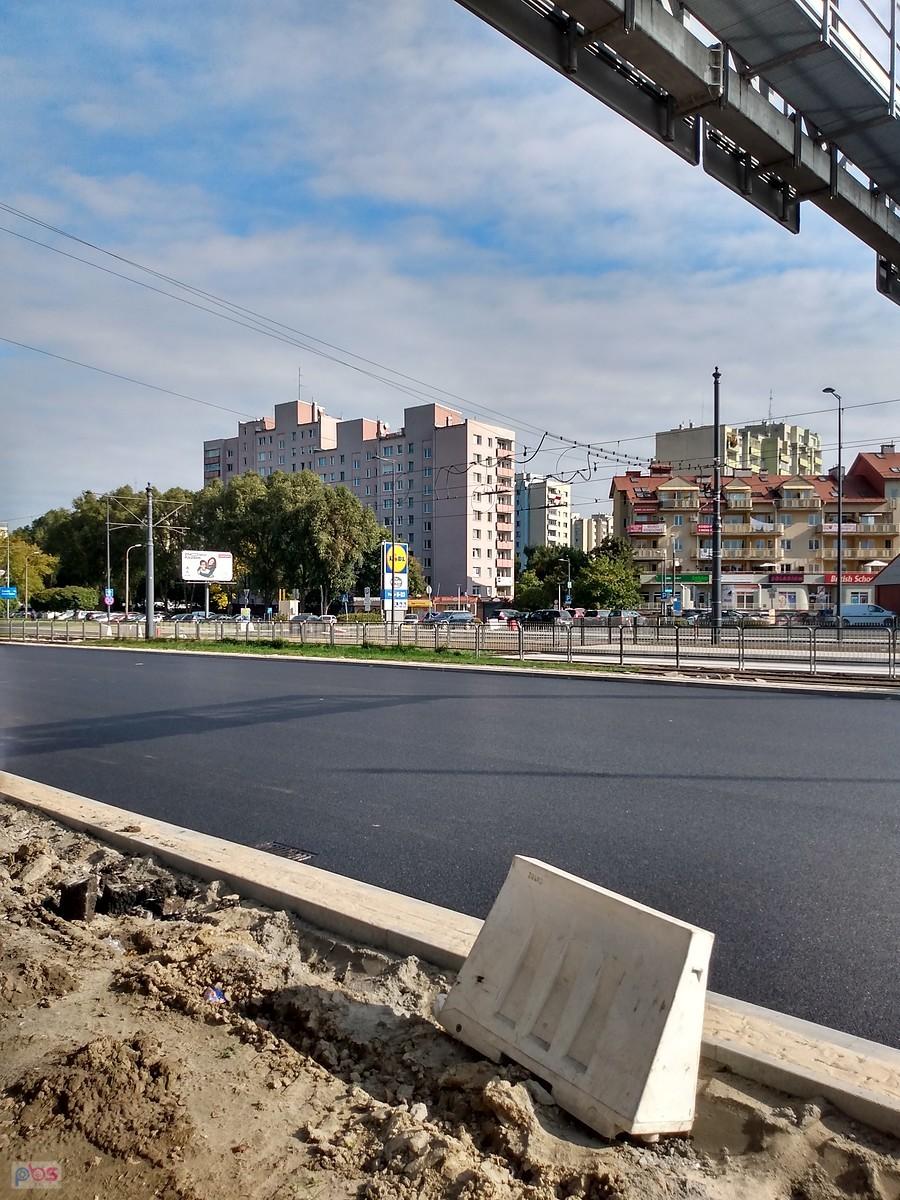 Nowiutki asfalt na Powstańców Śląskich przy budowie metra