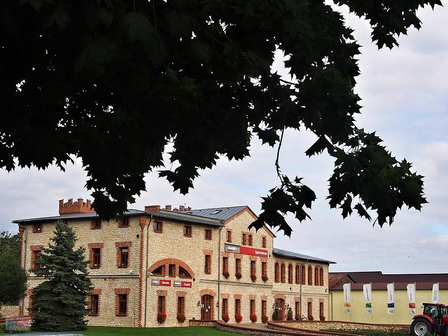 Stara gorzelnia w Księzym Lesie zaadoptowana na siedzibę firmy