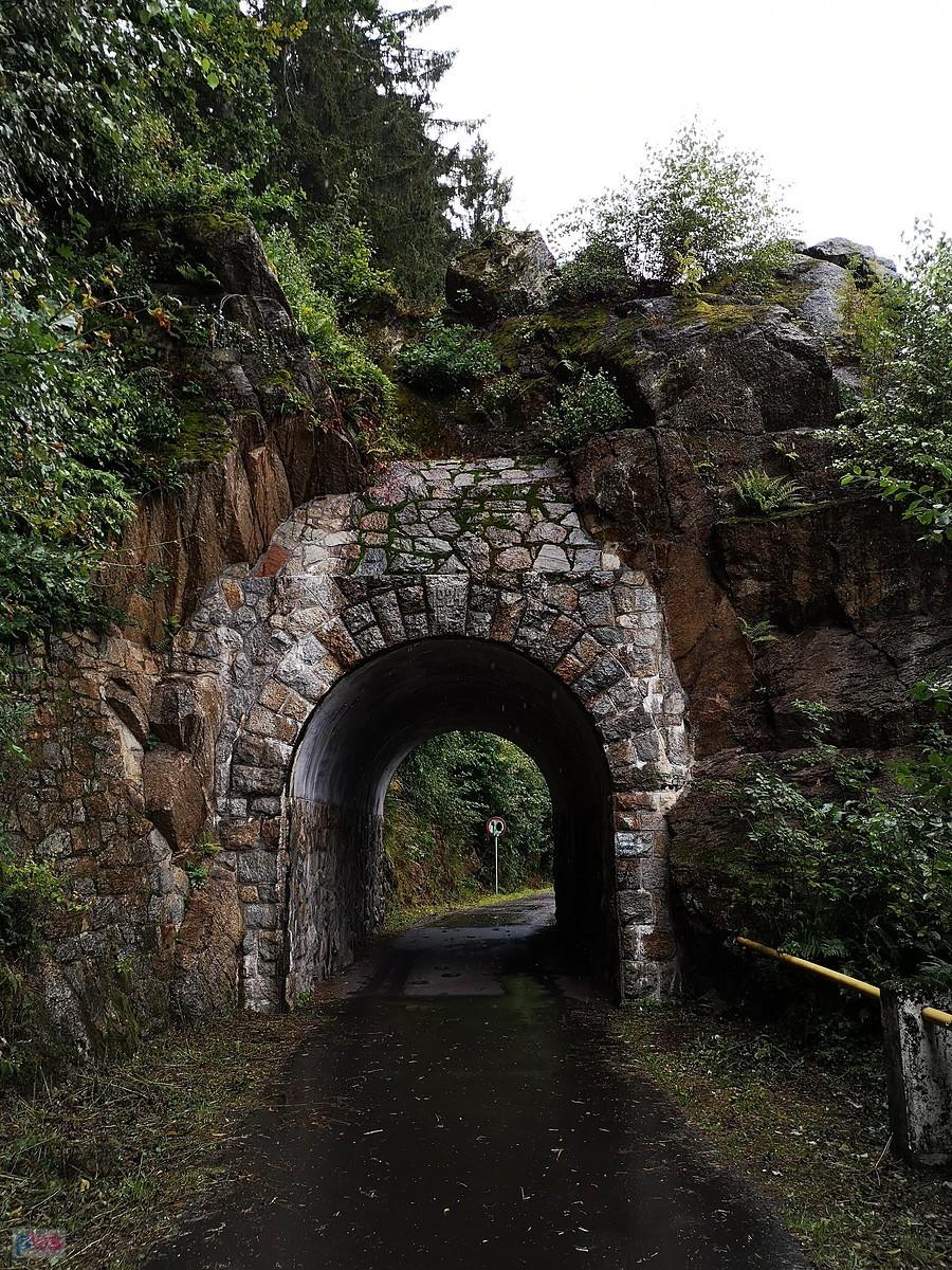 Tunel na drodze do Zapory na Jeziorze Złotnickim