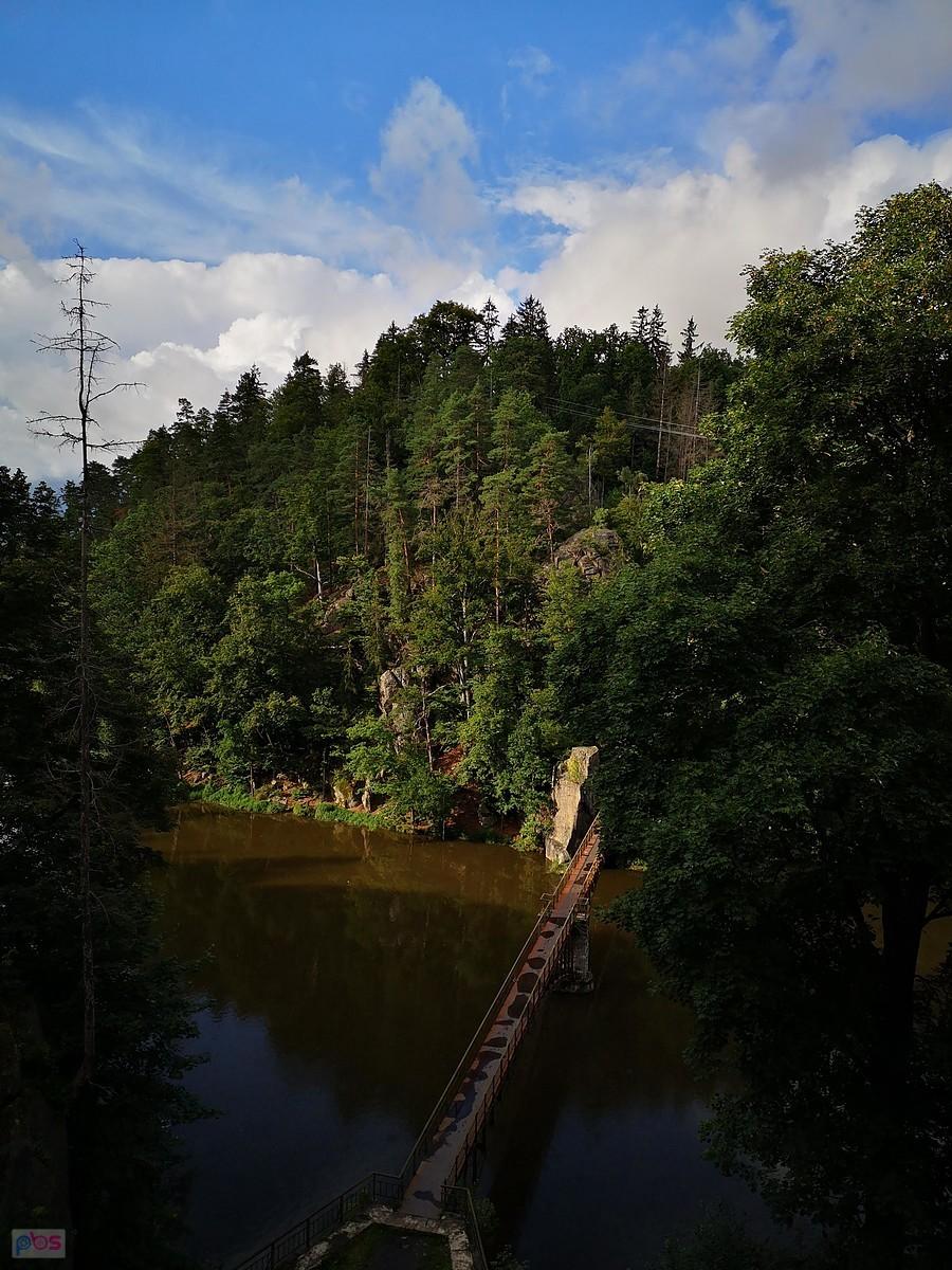 Widok z Perły Zachodu na kładkę nad Jeziorem Modrym na Bobrze