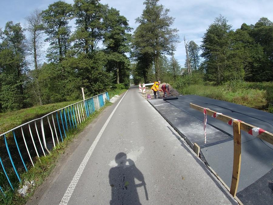 Remonty mostów nad puszczańskimi kanałami