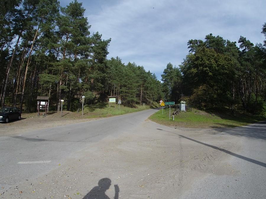 Rozstaje dróg w Górkach; w lewo Nowy Wilków, w prawo Stara Dąbrowa