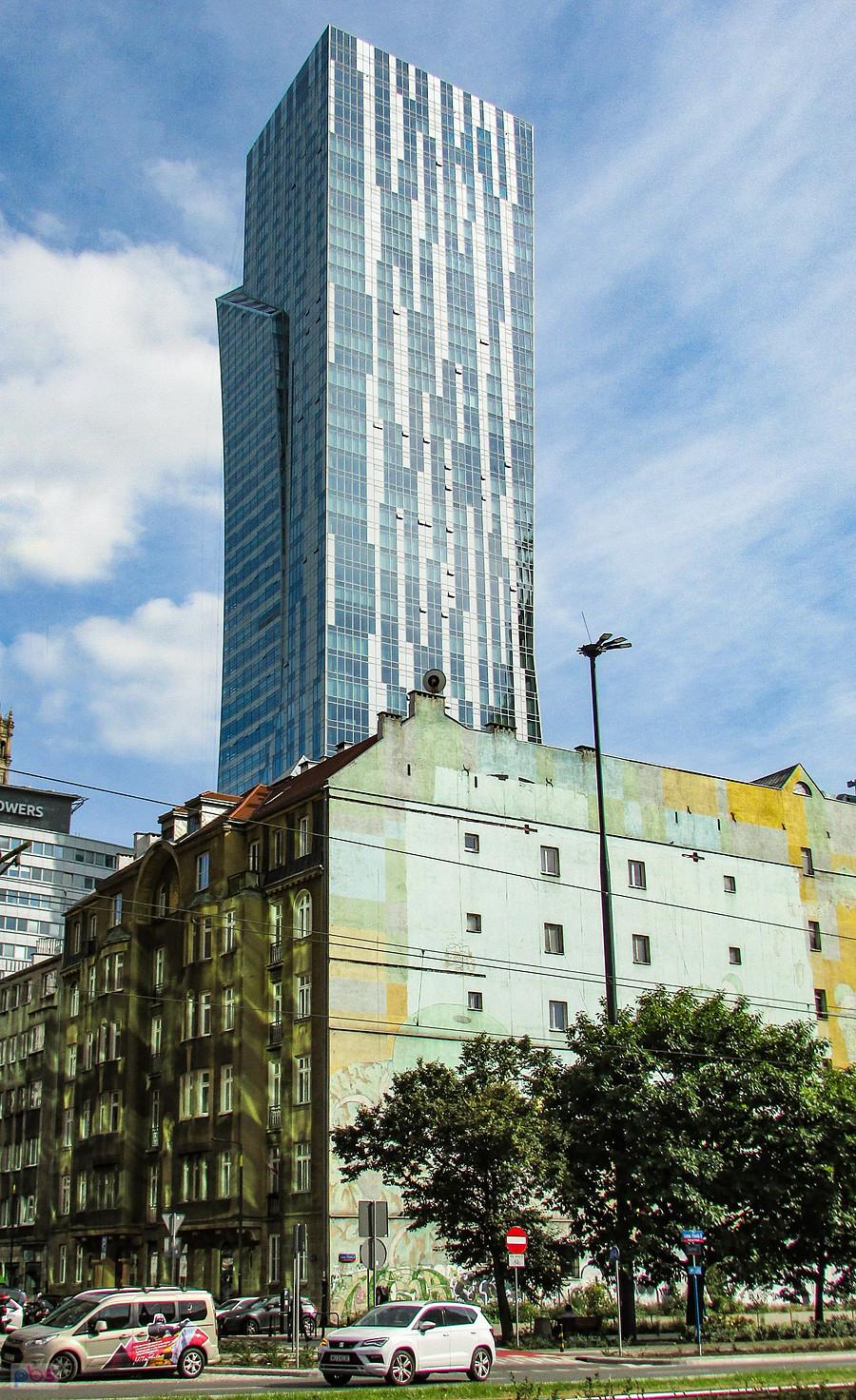 Ponad 100-letnia kamienica na Siennej 45 i wieża Daniela Libeskinda