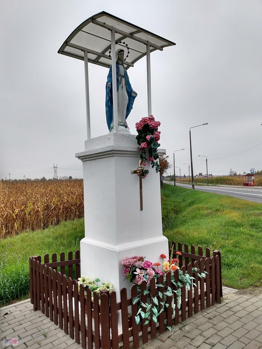 Kapliczka przy rondzie w Strzykułach